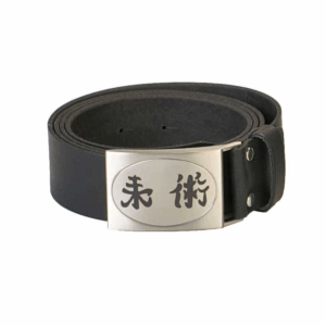 Curea din piele naturală cu caractere ju-jutsu gravate.